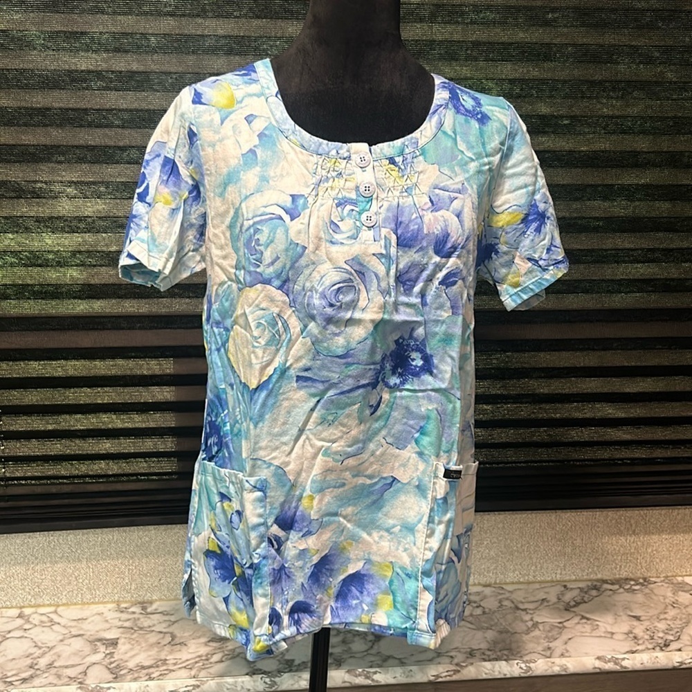 Cherokee Women’s Blue Floral Print Short Sleeve 3 Button Front‎ Scrub Top Small